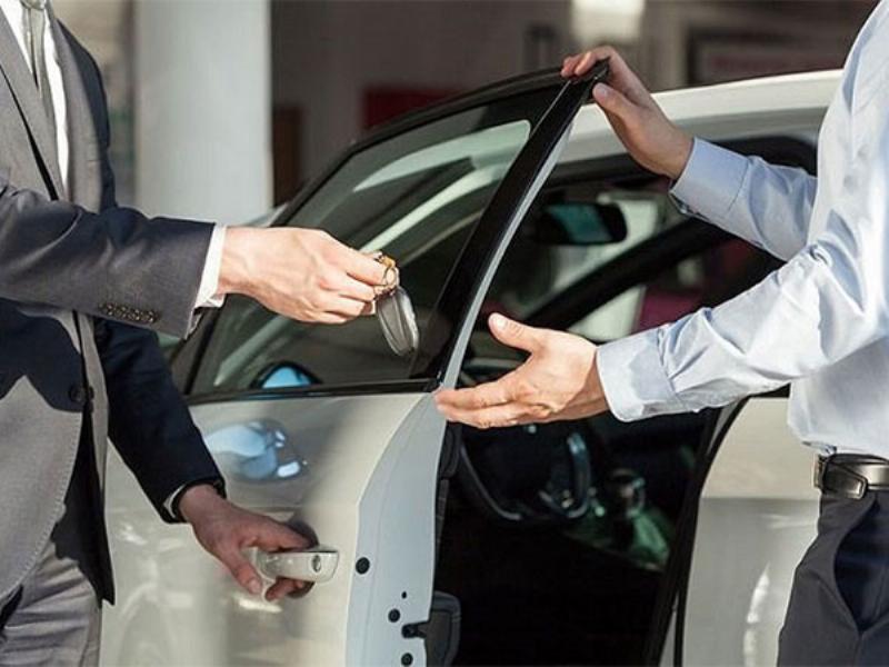 Một tài xế taxi Mai Linh ở Tây Ninh đang mở cửa xe chào đón hoặc tiễn khách tại một địa điểm nào đó trong tỉnh.